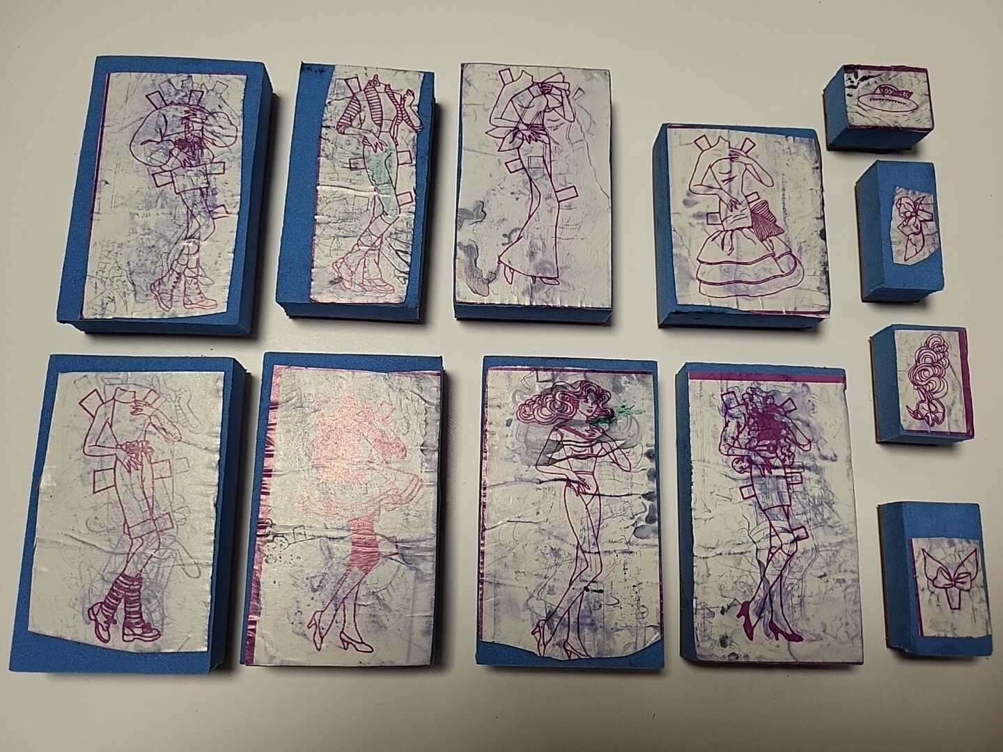 Lot de 12 étampes vintage de tenues de barbie 1992