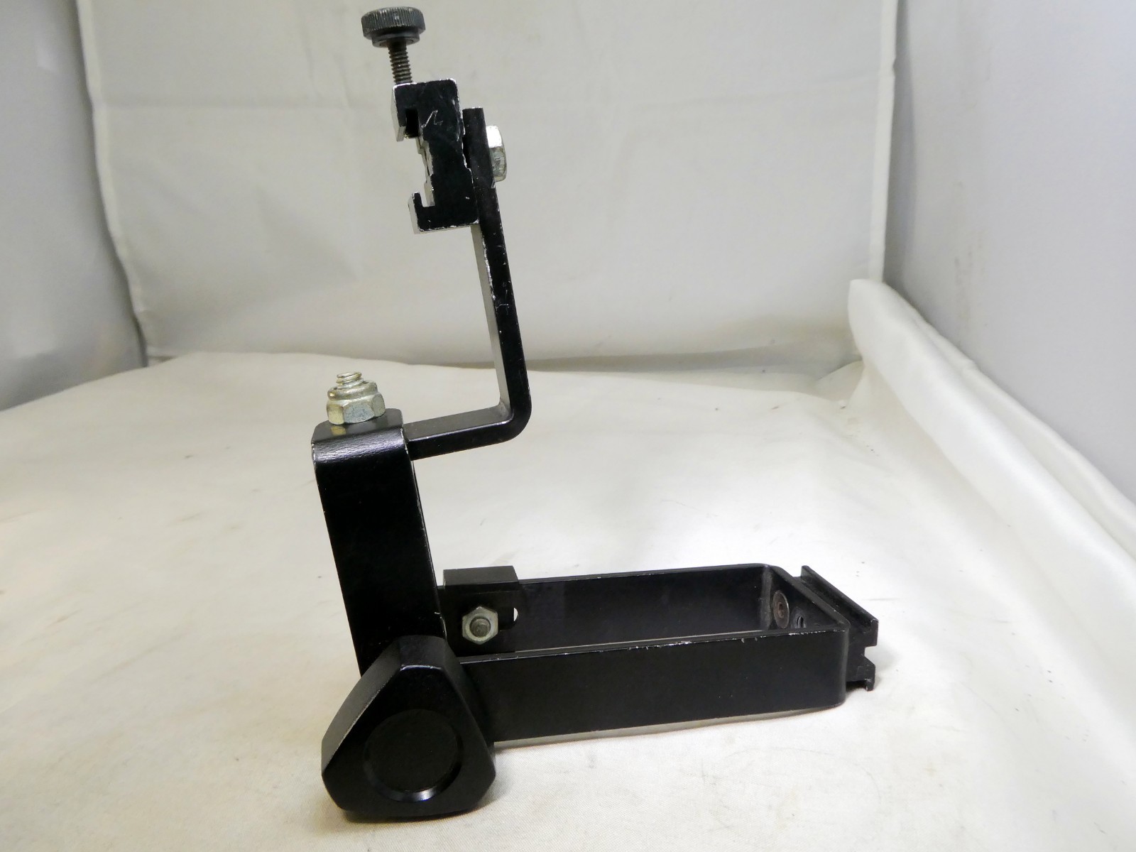 Flash adapter for the tripod or bracket