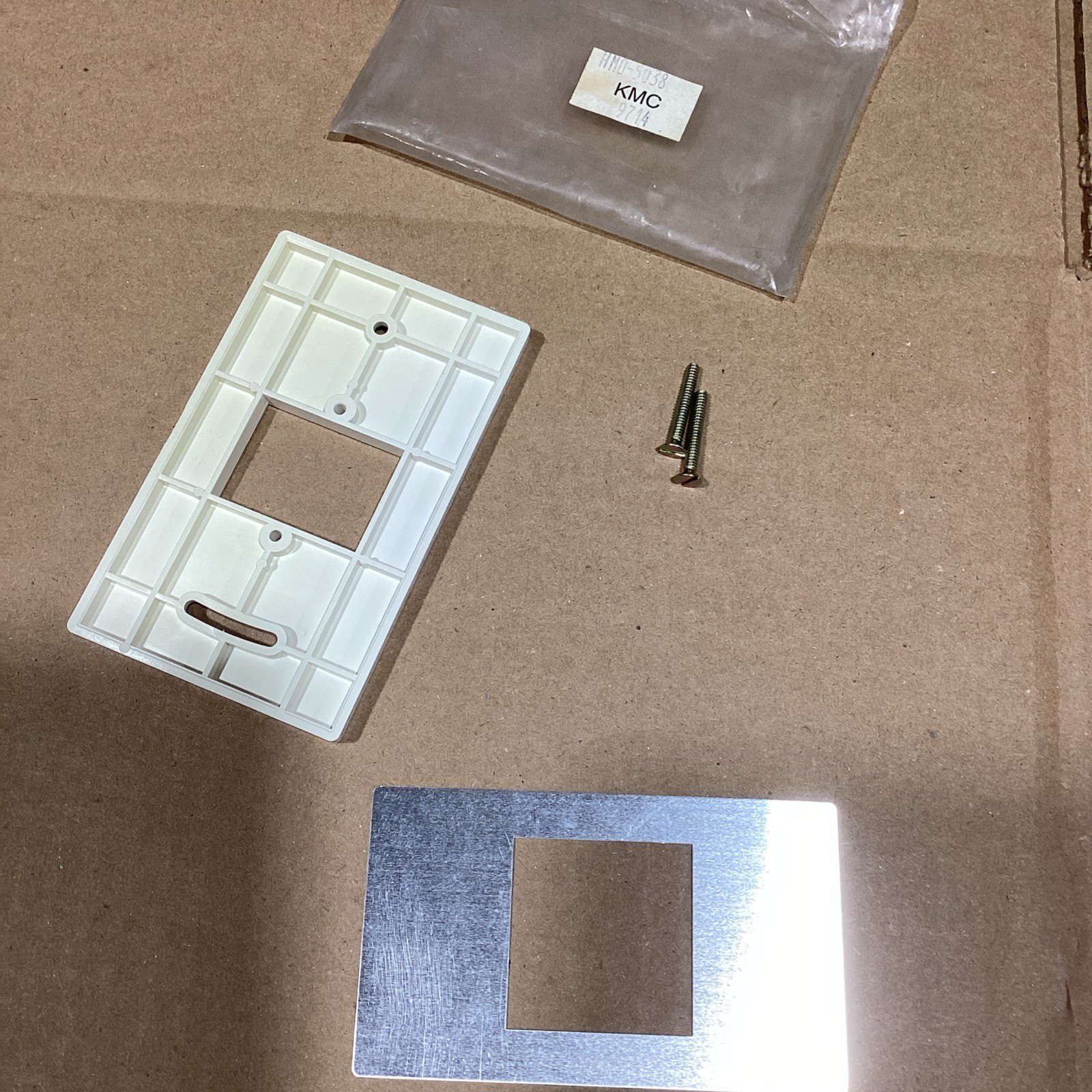 KMC CONTROLS HMO-5038 WHITE HORIZONTAL BACKPLATE KIT Nos