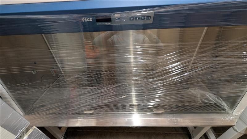 ESCO Biosafety Cabinet WITH Power Raising Hydraulic Base