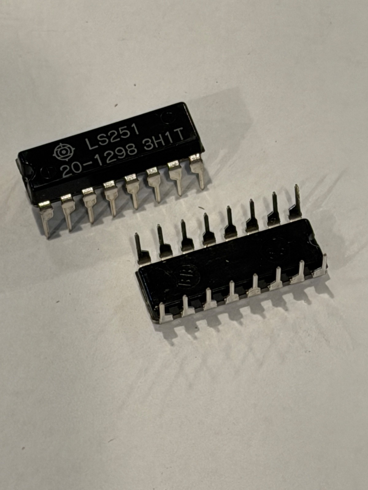 Lot of 2 Hitachi LS251 (20-1298 3H1T) 8-Channel Data Selector ICs DIP TTL 16 PIN