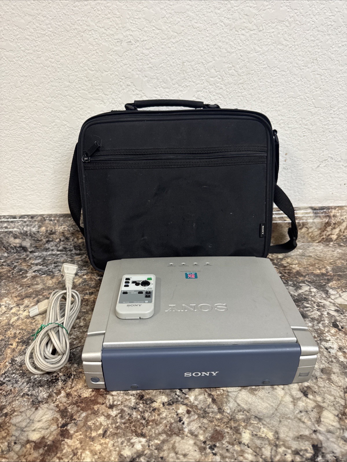 Sony VPL-CS4 LCD Data Projector With Power Cable Remote And Carry Case
