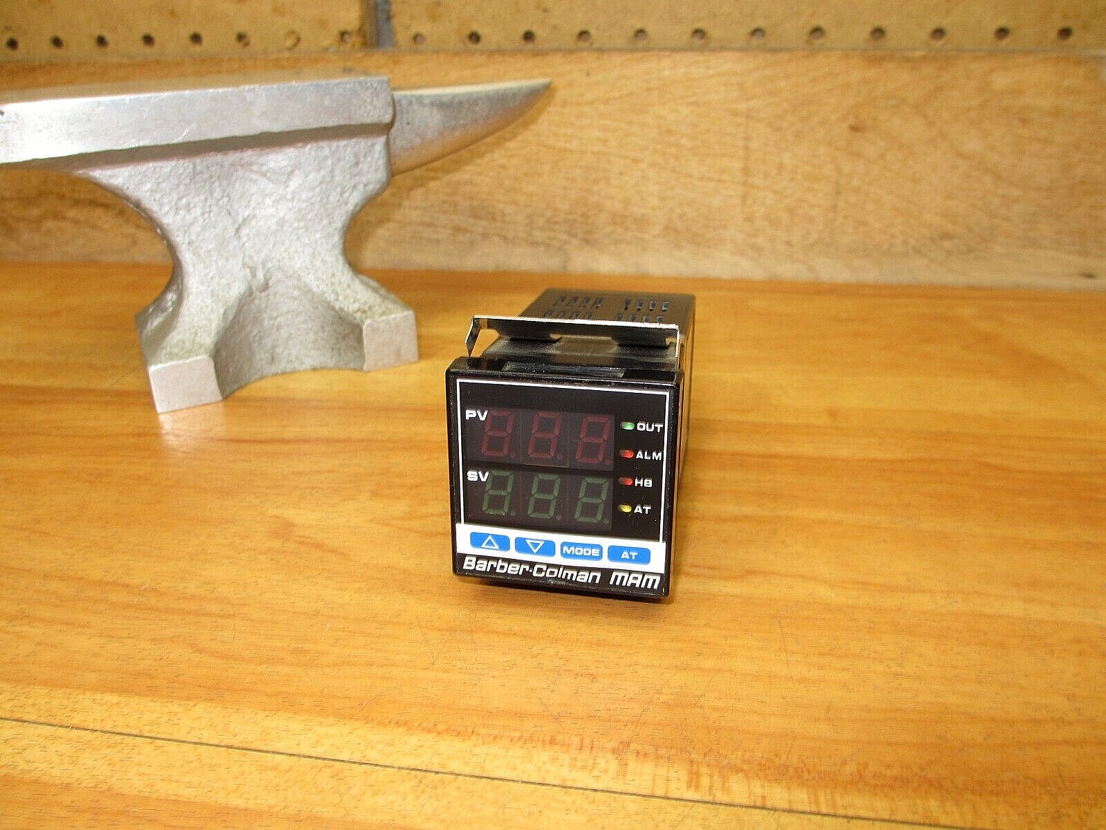 Barber Colman MAM1-00300-000-3-00 *USED POWERS UP* Temperature Controller