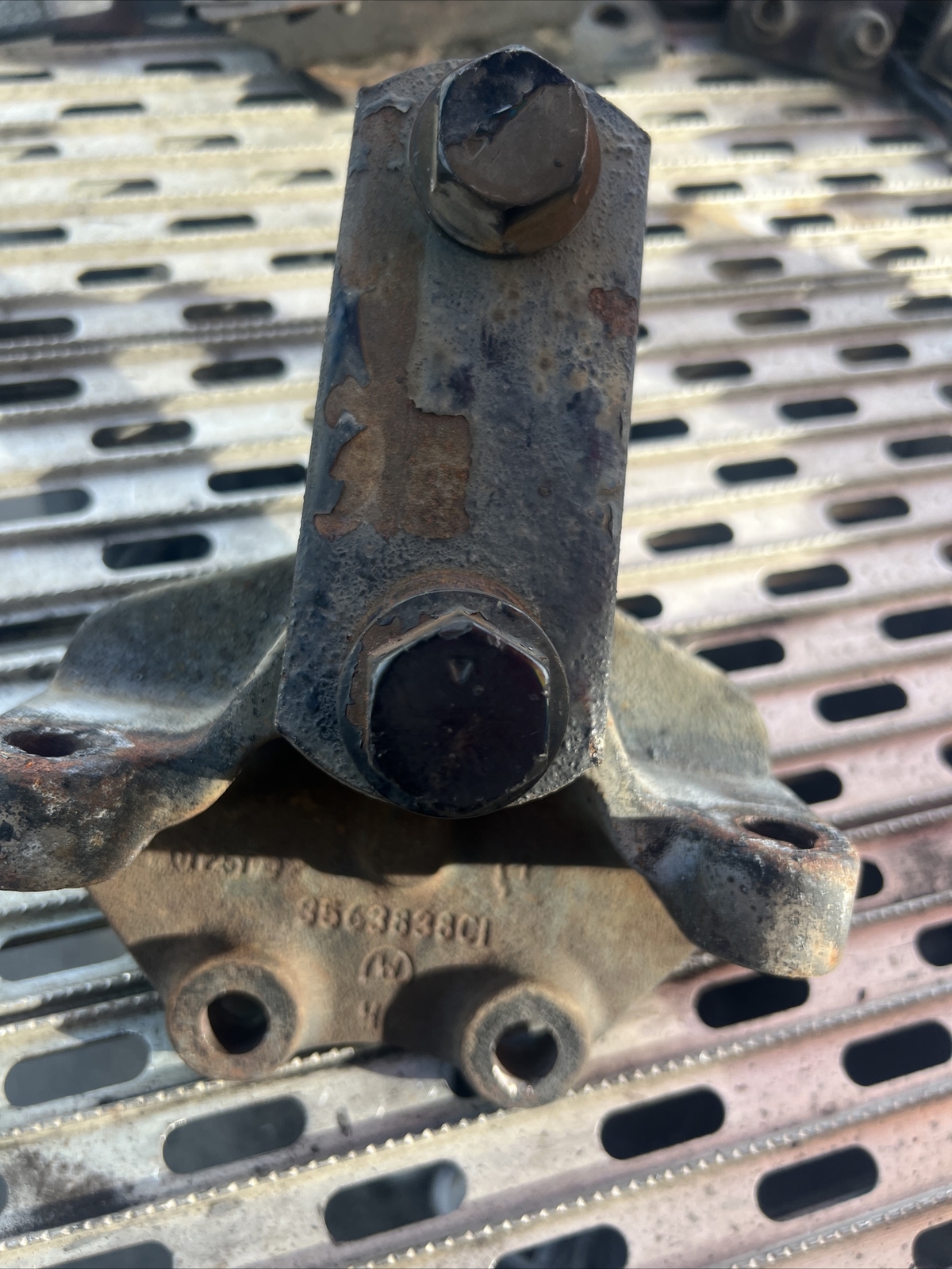 3563838C1 INTERNATIONAL PROSTAR 2010 SPRING HANGER With Bolts