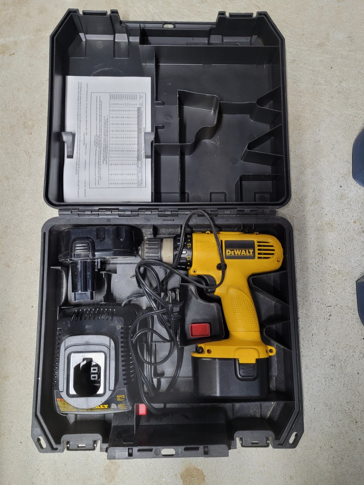 DeWalt DW928 3/8 Cordless Drill Driver W/Case Charger Batteries Tested Working