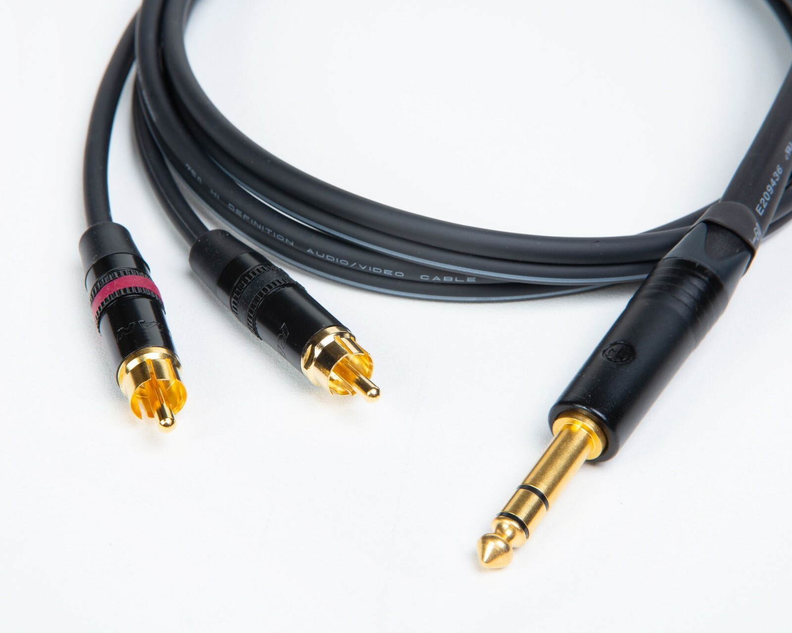 Mogami Stereo 6.3mm (1/4'') TRS to Dual RCA  Audiophile Neutrik Plugs cable.