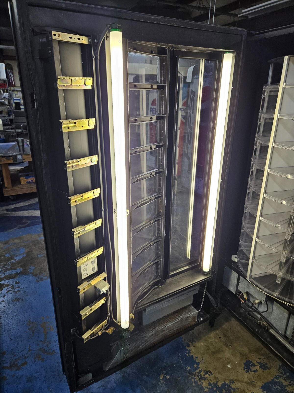 Not Homing/Cooling - Crane National Shoppertron 431 Cold Food Vending Machine