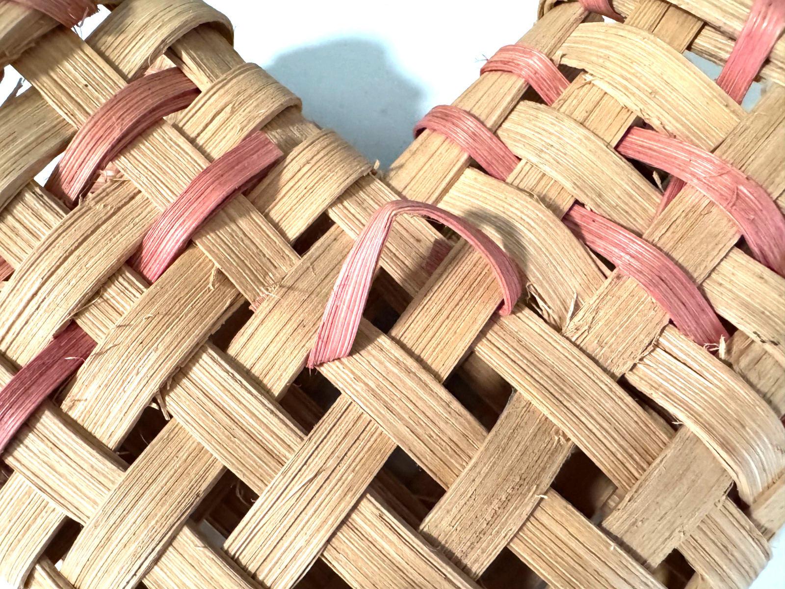 Beige & Pink Reed Heart - Shape Double- Sided Wall Basket With Reed Pink Hook