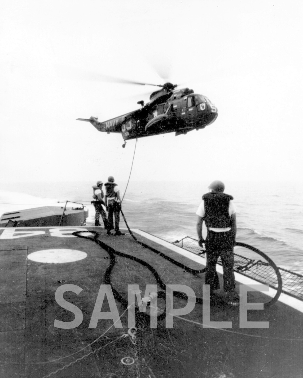 US Navy Crewmen Fuel a Sea King Helicopter USS Fiske 8x10 Vietnam War Photo 813