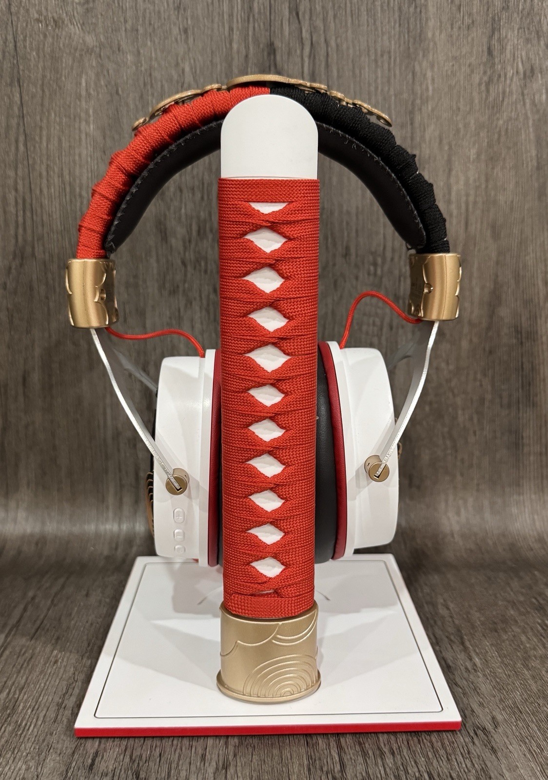 LEXIP X Ubisoft Assassin's Creed Shadows L.E. Wireless Bluetooth Headset Stand