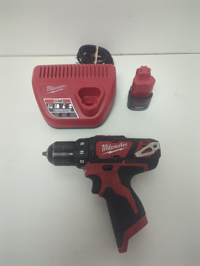 MILWAUKEE 3/8" DRILL W/BATTERY/CHARGER (P08038137)