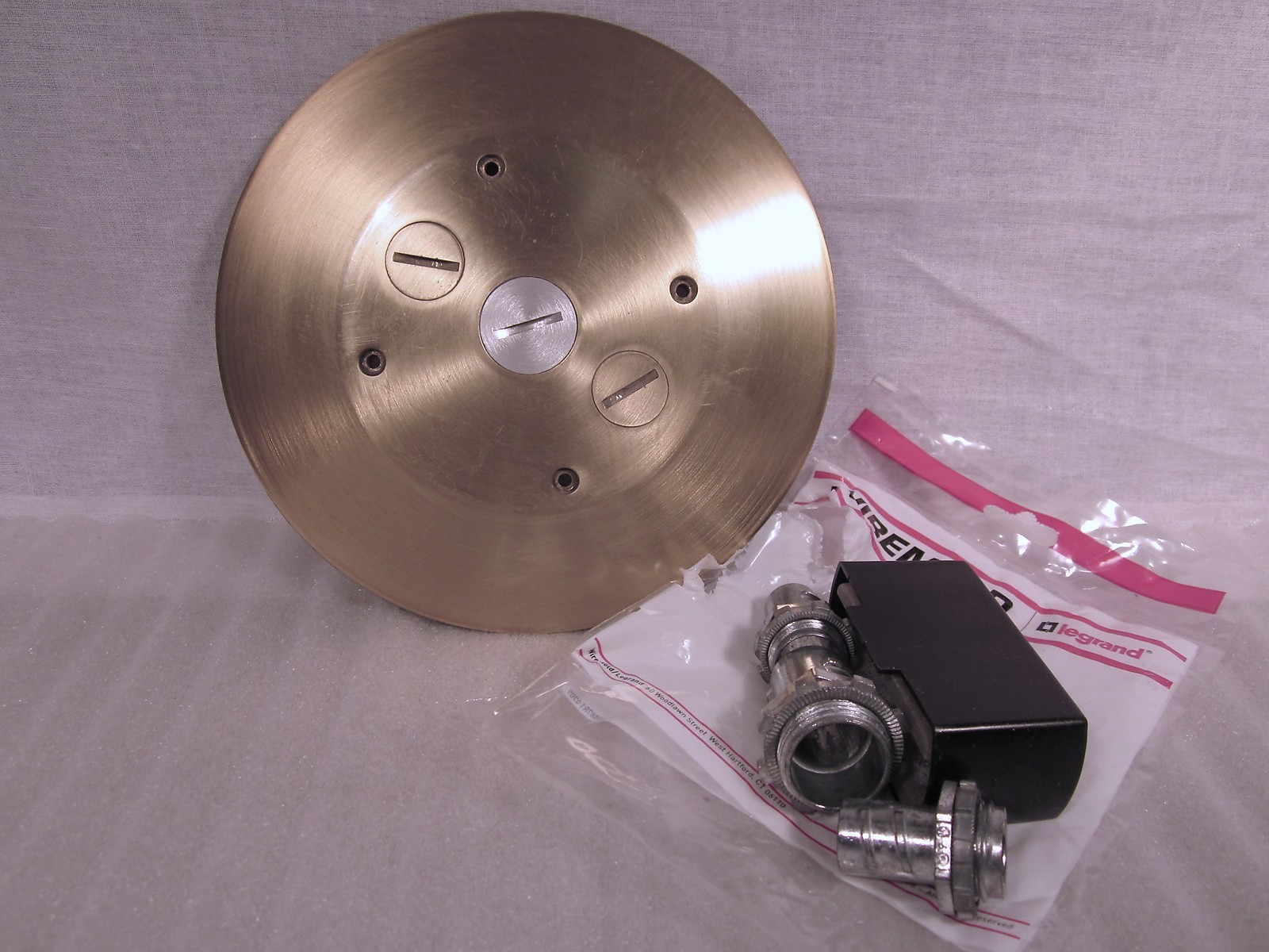 WIREMOLD Anodized Alum poke through FLS Furn Device RC7CFFTCAL NIB