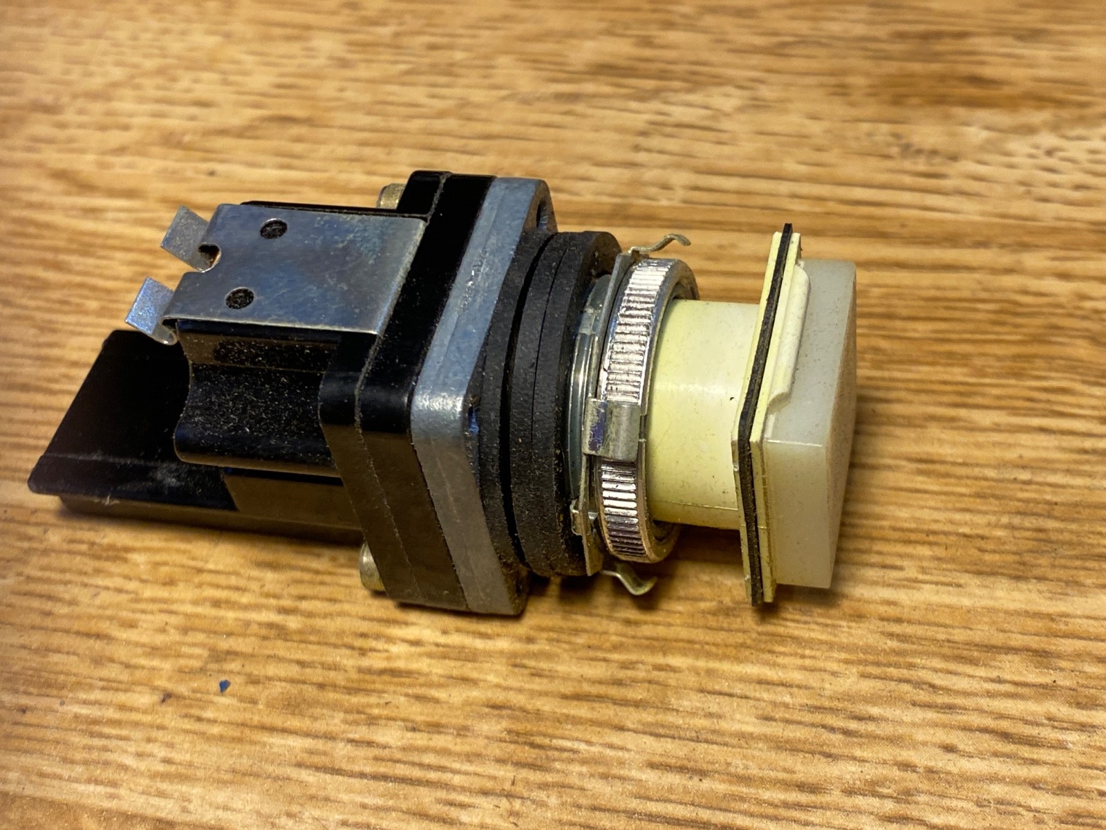 Micro Switch/Honeywell PMP-7737 Push-Button Switch Assembly