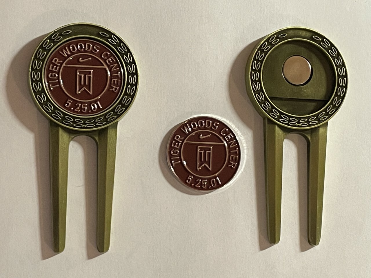 2001 Tiger Woods TW Center Nike Headquarters Divot Tool & 1" Coin Golf Marker