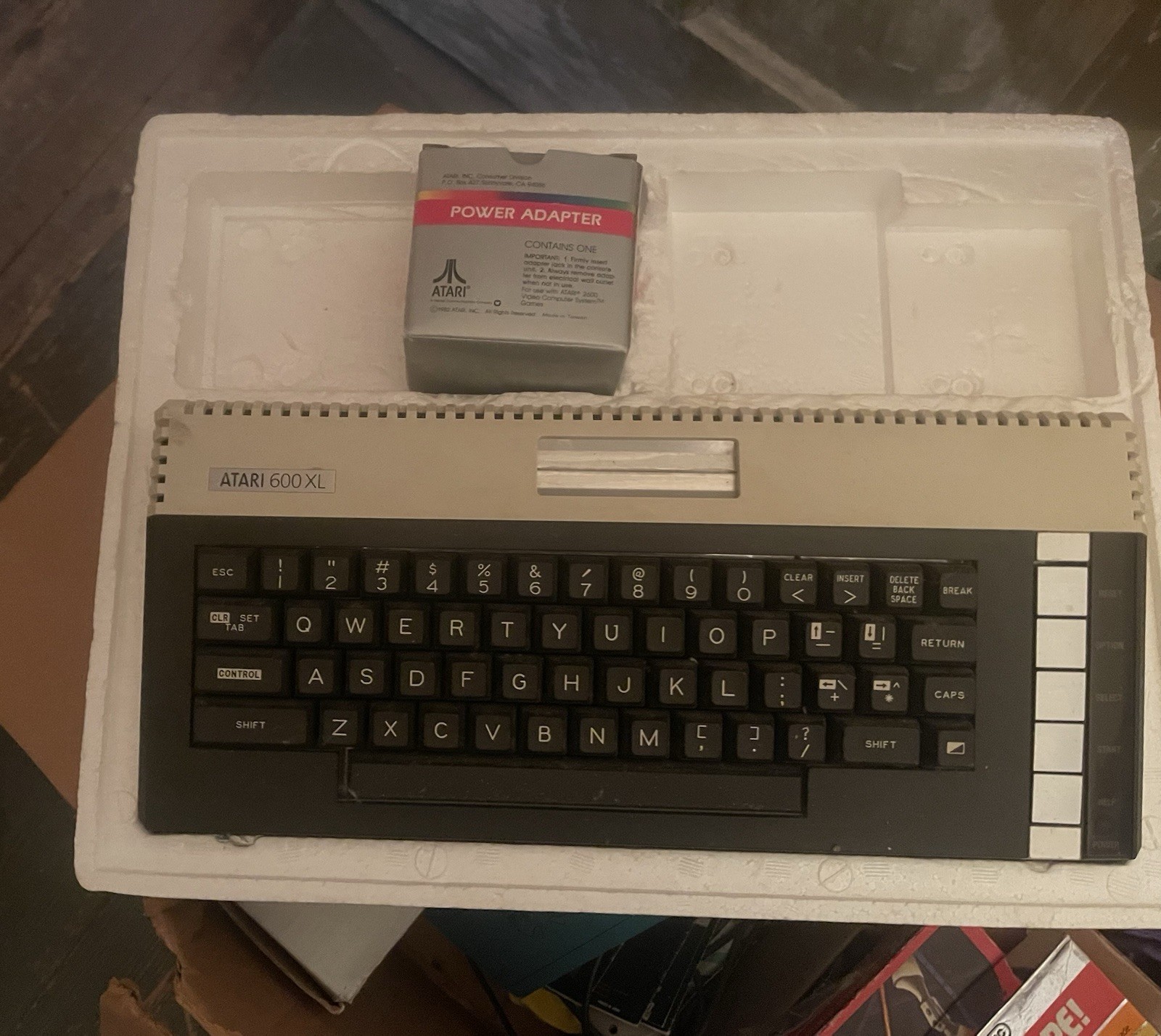 Atari 600XL Home Computer 16K Expandable Memory Built-in BASIC Keyboard