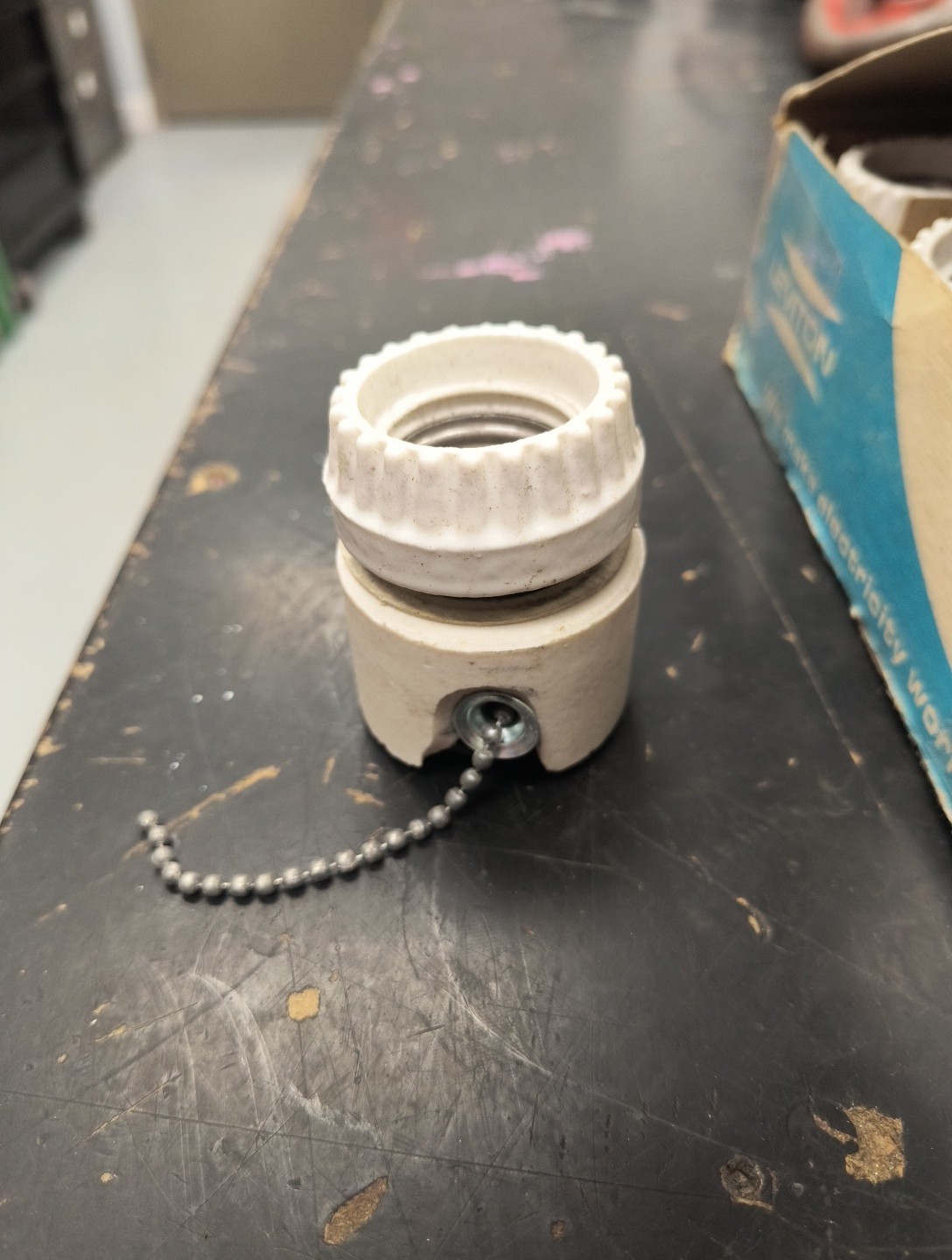 Leviton Lampholder 250W Medium Base Ring Type Pull Chain White 9814