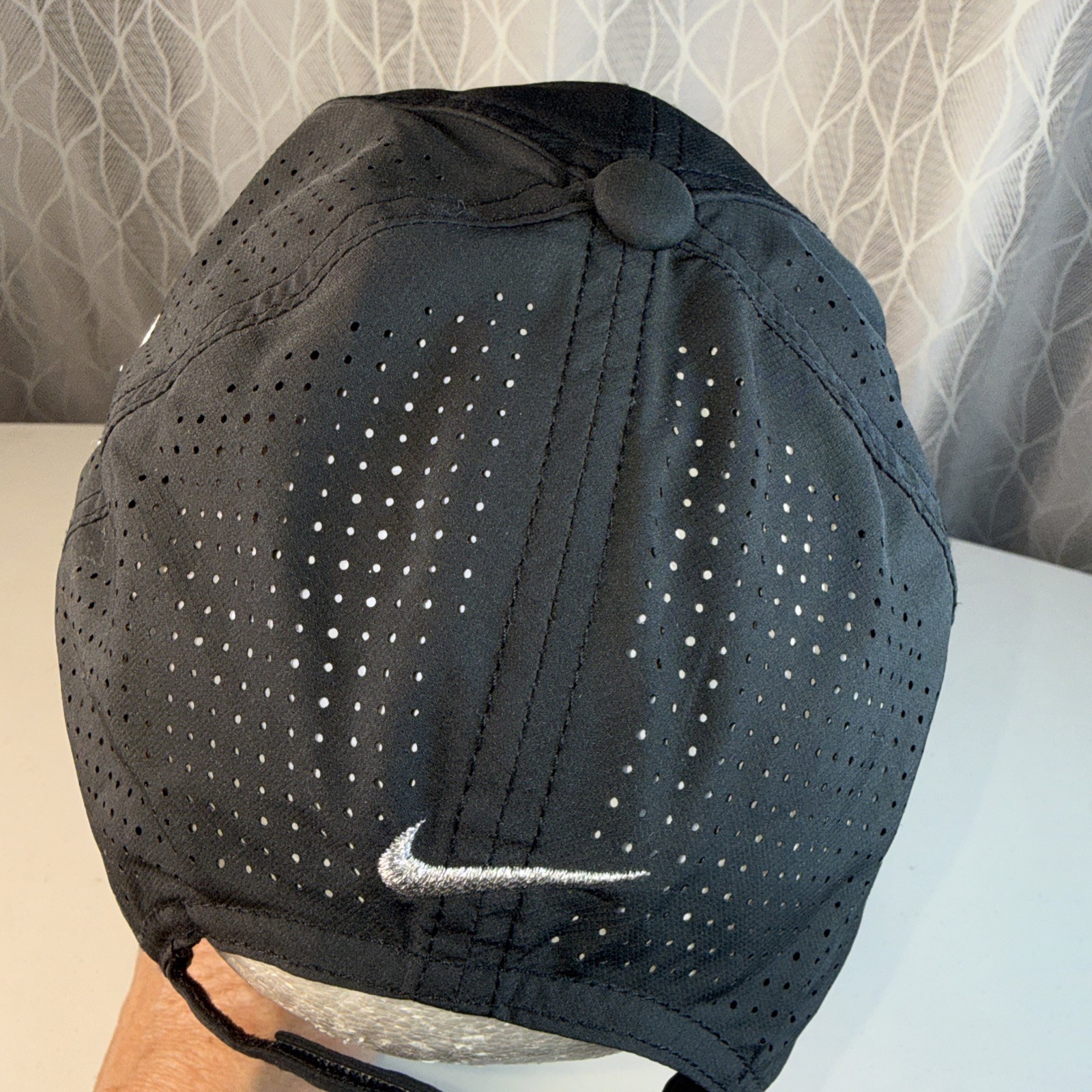 Nike Golf Lt Wt black Polyester Hat Cap w Sparkle White Swoosh Vented Hook Loop