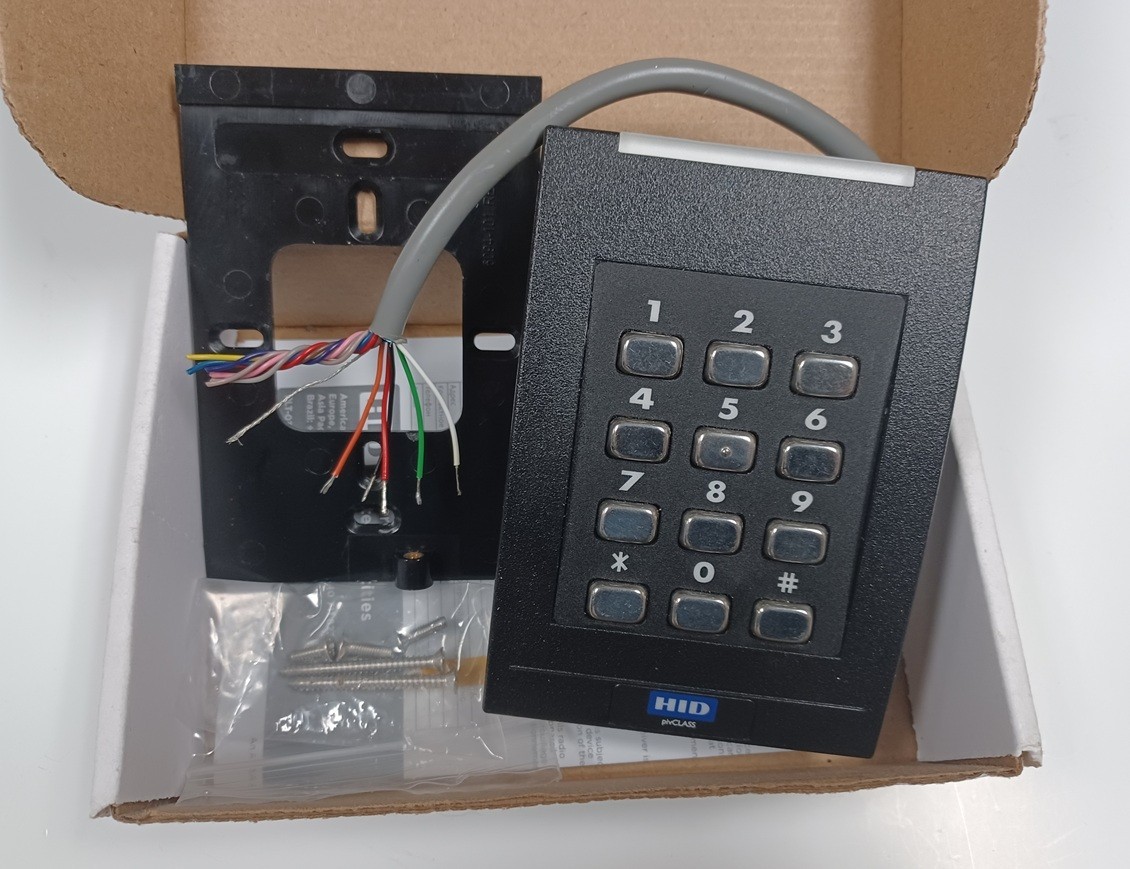 HID pivCLASS RKCL40-P Keypad Reader 923NPRNEK00333, Used, w/ Back Plate & Screws