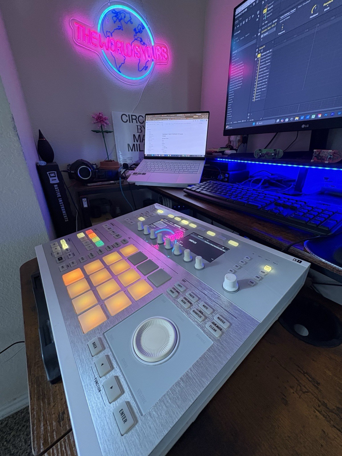 Native Instruments Maschine Studio White with Original box Blue USB & power cord