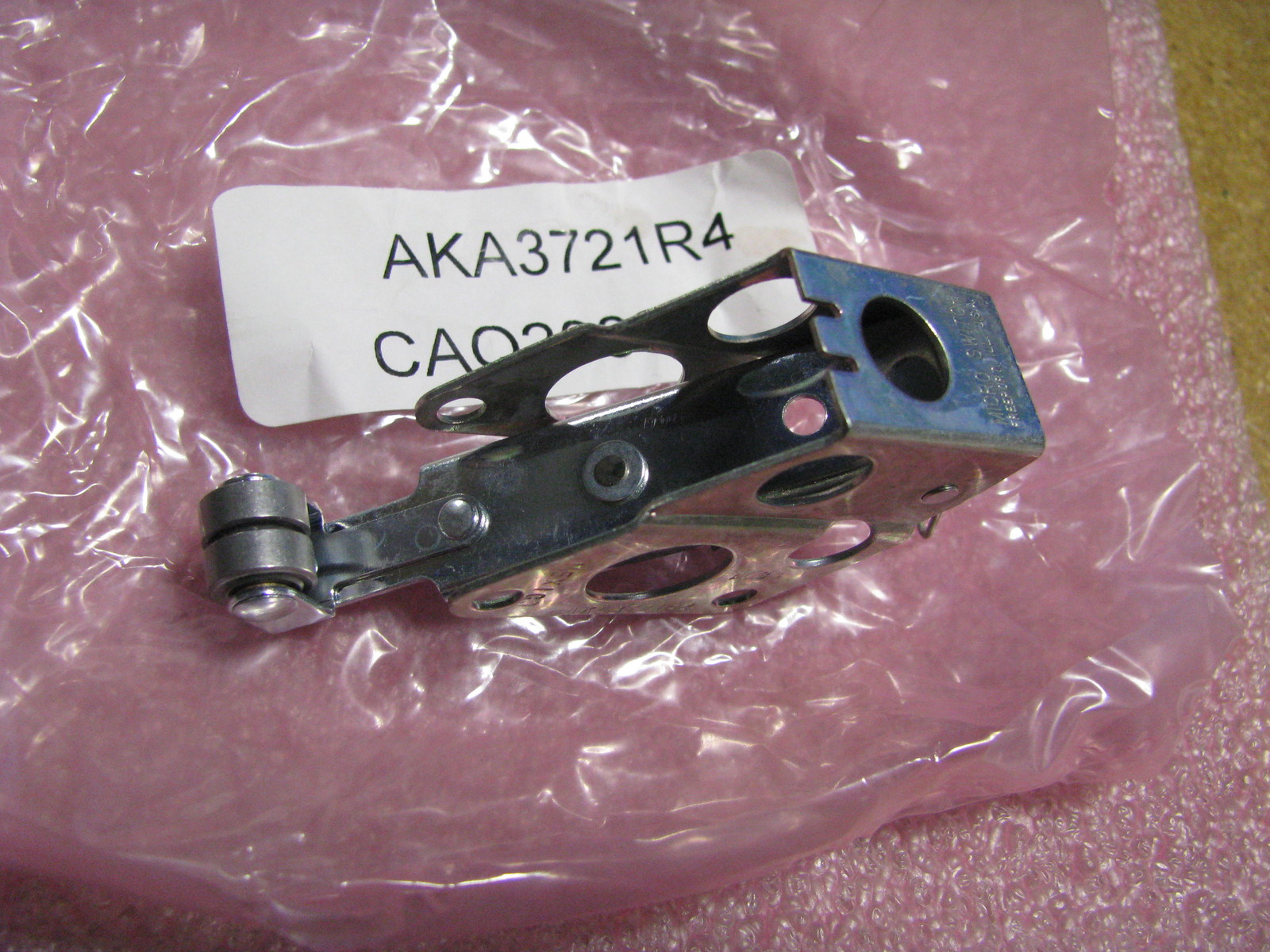 MICRO SWITCH , SWITCH ACTUATOR PART # AKA3721R4 NSN: 5930-00-669-7992