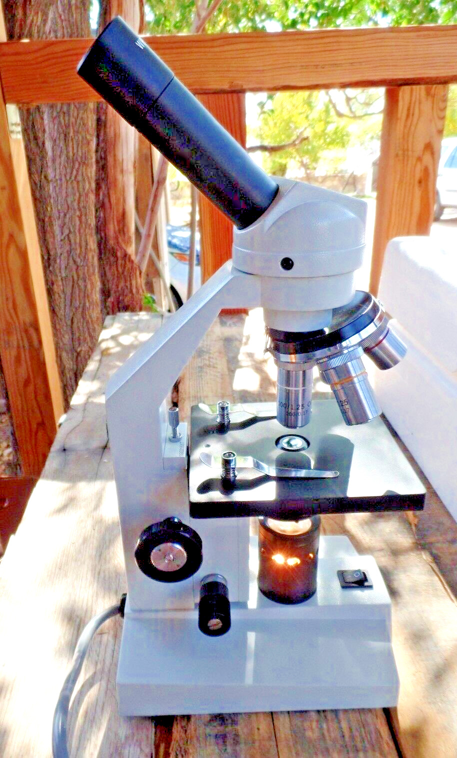 Biological Microscope with 4 objective lenses M Series