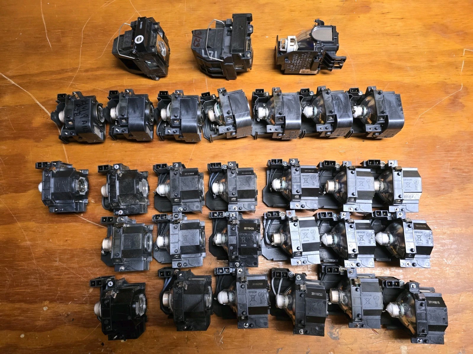 Mixed Lot Of 28 Epson Lamps 19 ELPLP42 *13 OEM, 7 ELPLP50 *2 OEM, 1 ELPLP60 *OEM