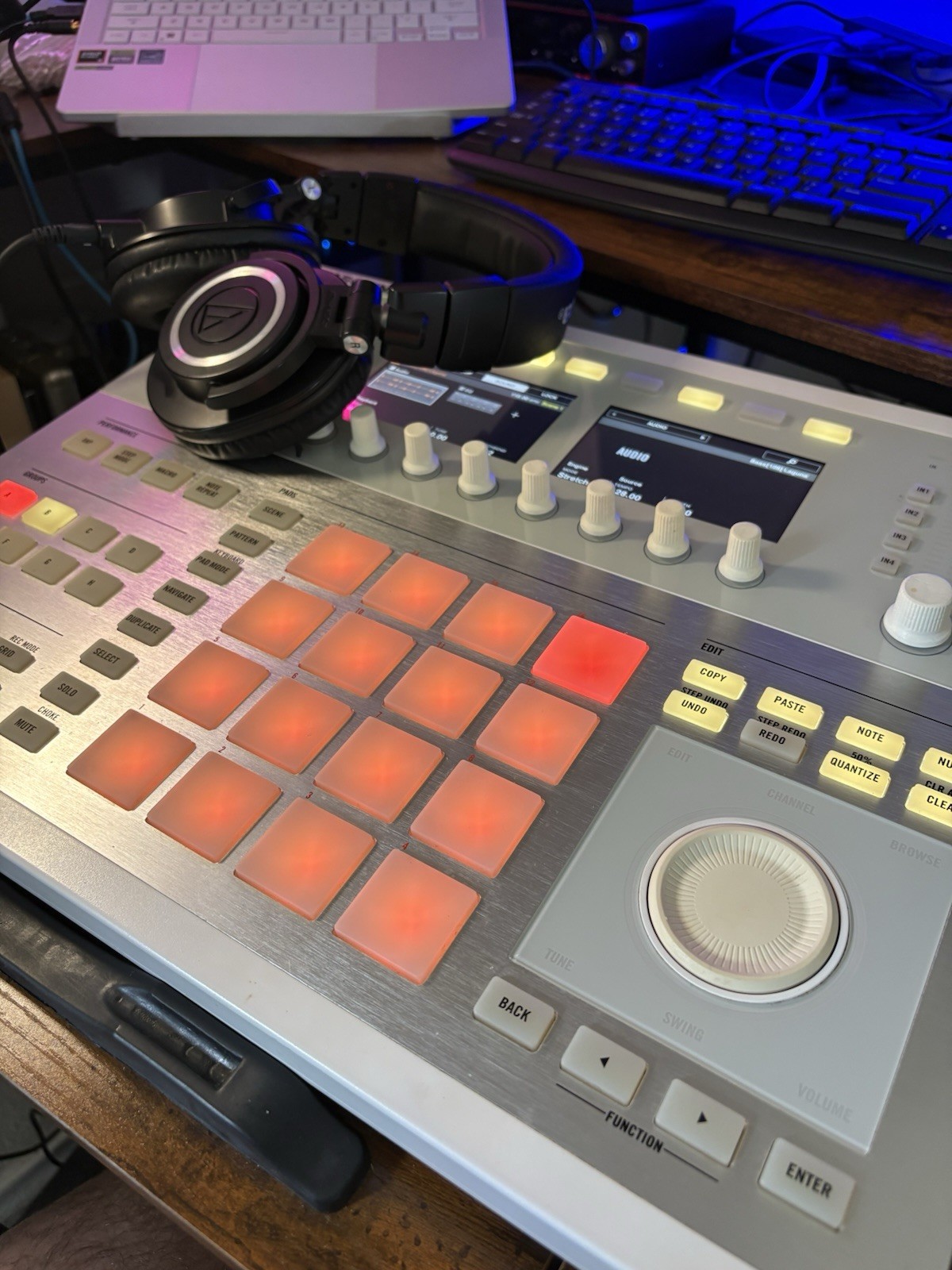 Native Instruments Maschine Studio White with Original box Blue USB & power cord