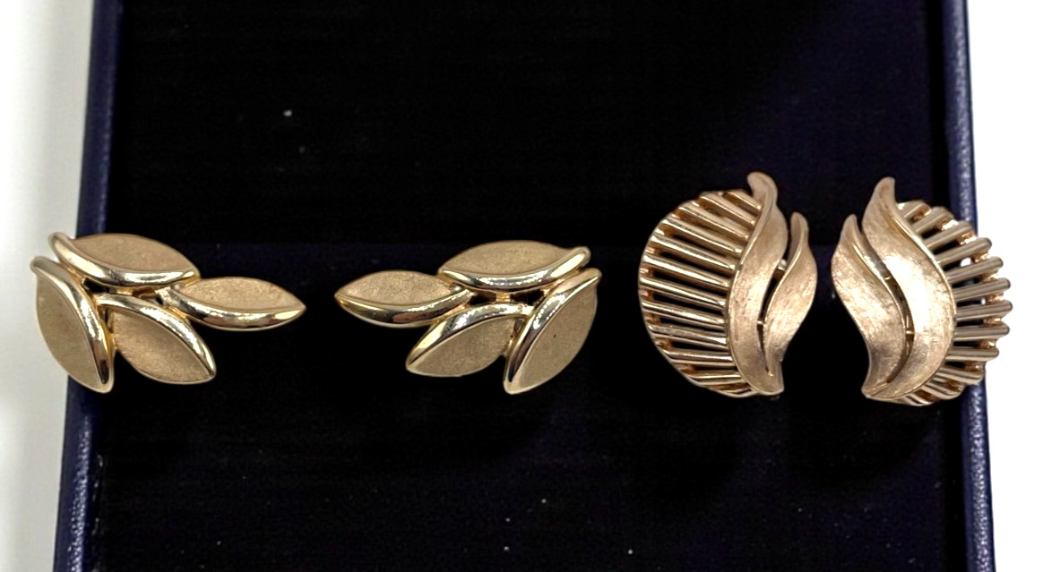 VTG CROWN TRIFARI Brushed Matte Gold-tone textured clip Earrings Lot of 2