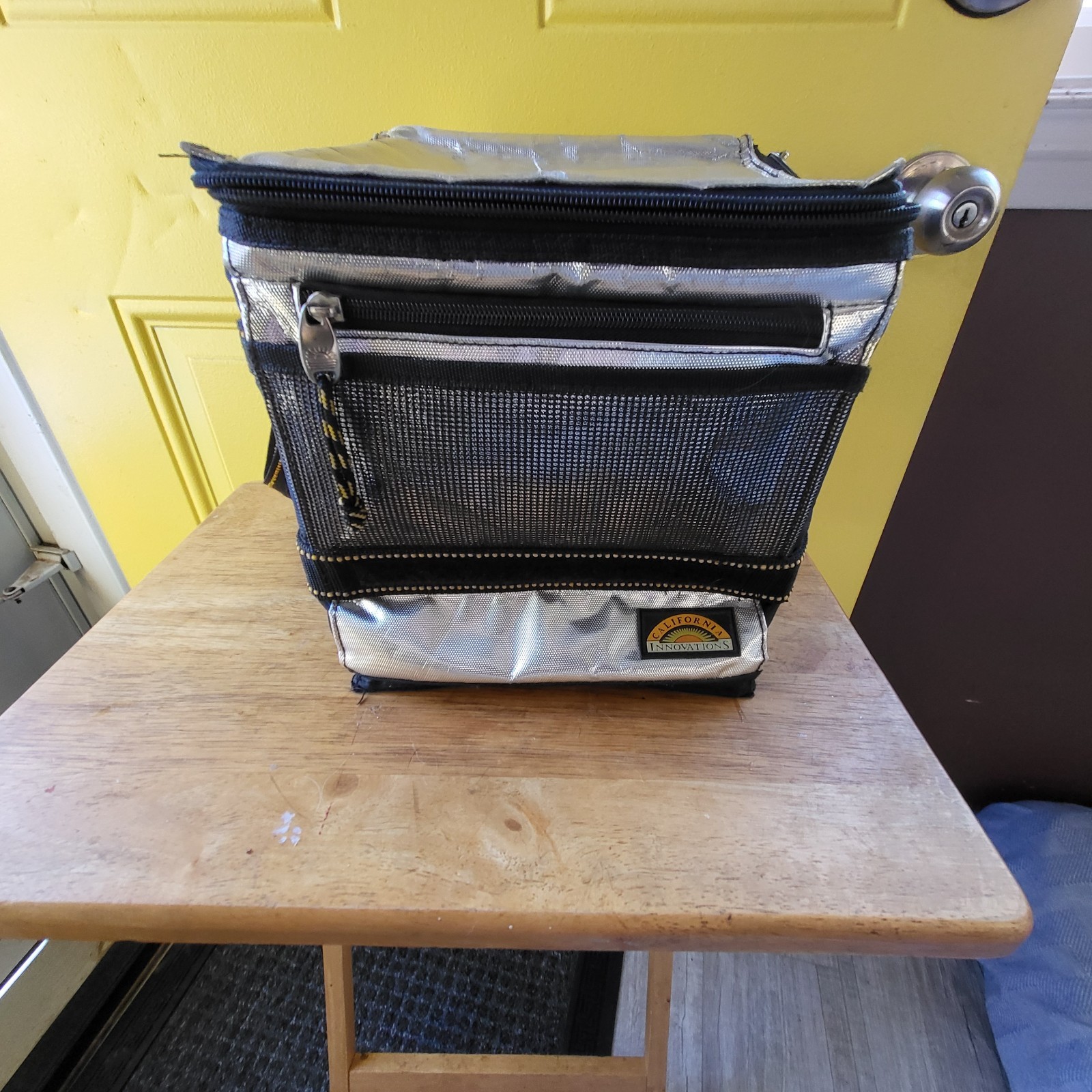 California Innovations Insulated Soft-Sided Cooler Bag Shoulder Strap GOOD COND.