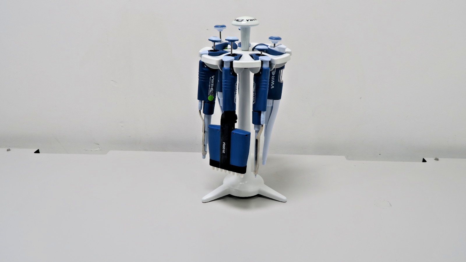 VWR  8 Channel and Single Channel   Pipettes with stand