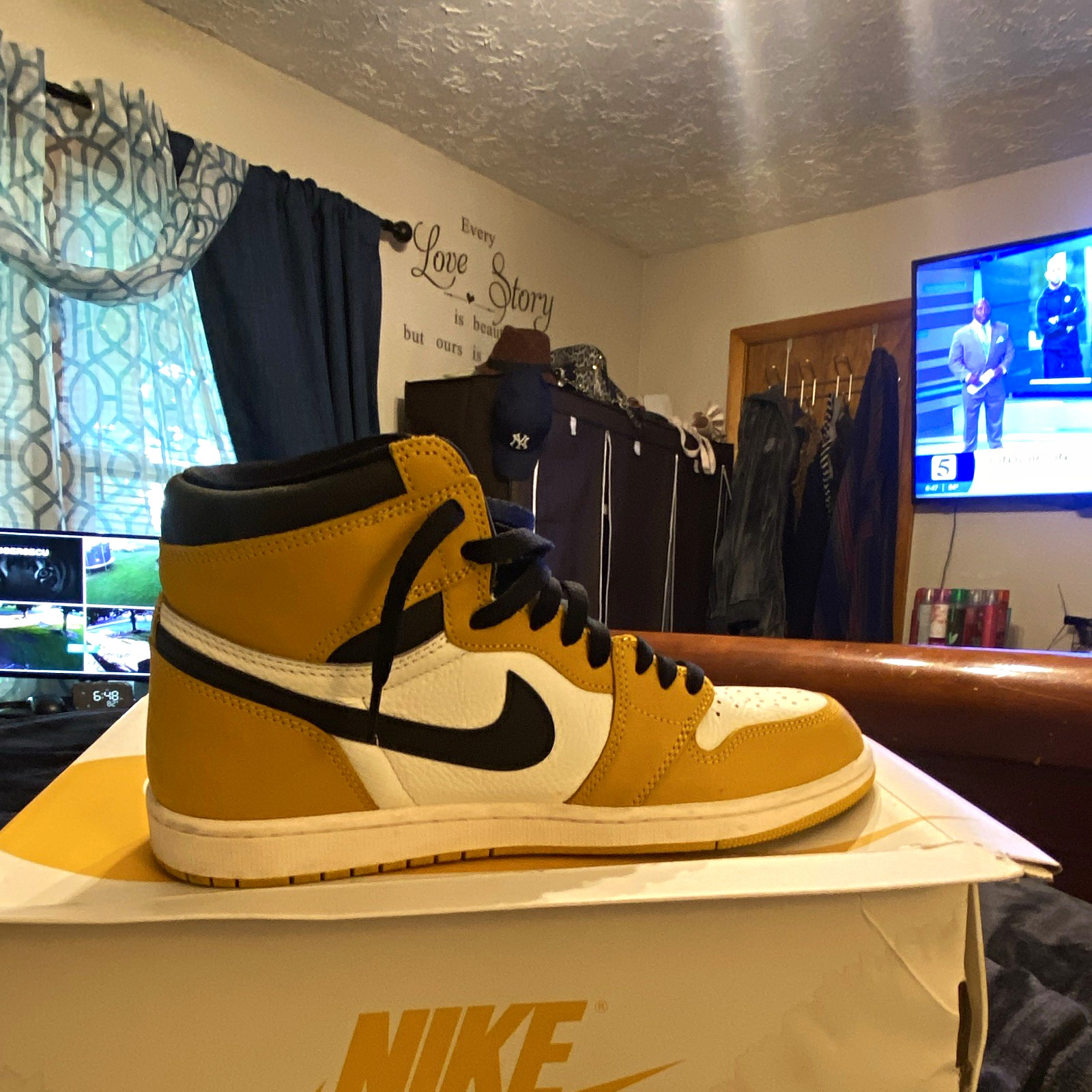Nike Air Jordan 1 Retro High Men’s Leather/Suede Lace-Up Colorblock