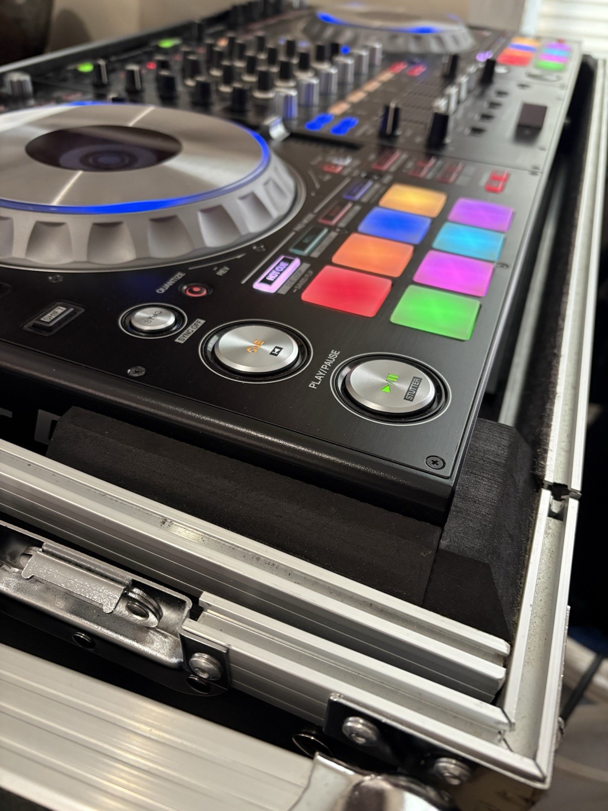 Pioneer DJ DDJ-SZ2 Pro DJ Controller w/ Odyssey Flight Case Bundle-Excellent