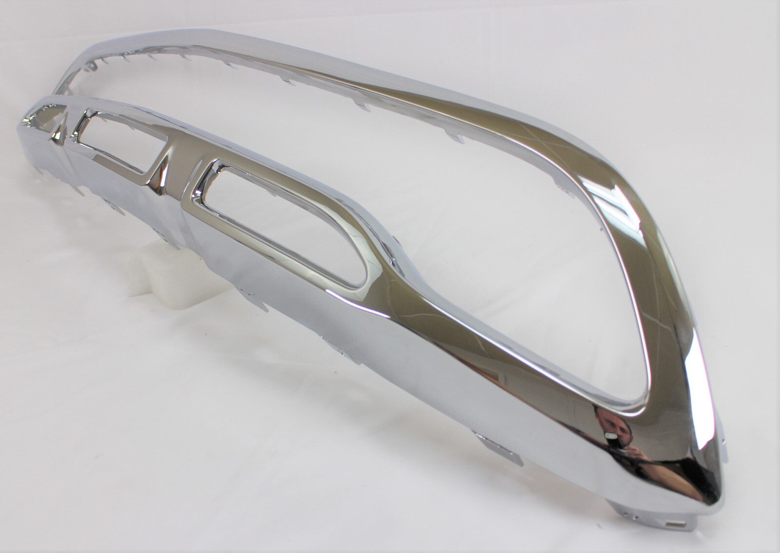 18- 20 GLA 250 front bumper lower center valance skid plate molding Chrome