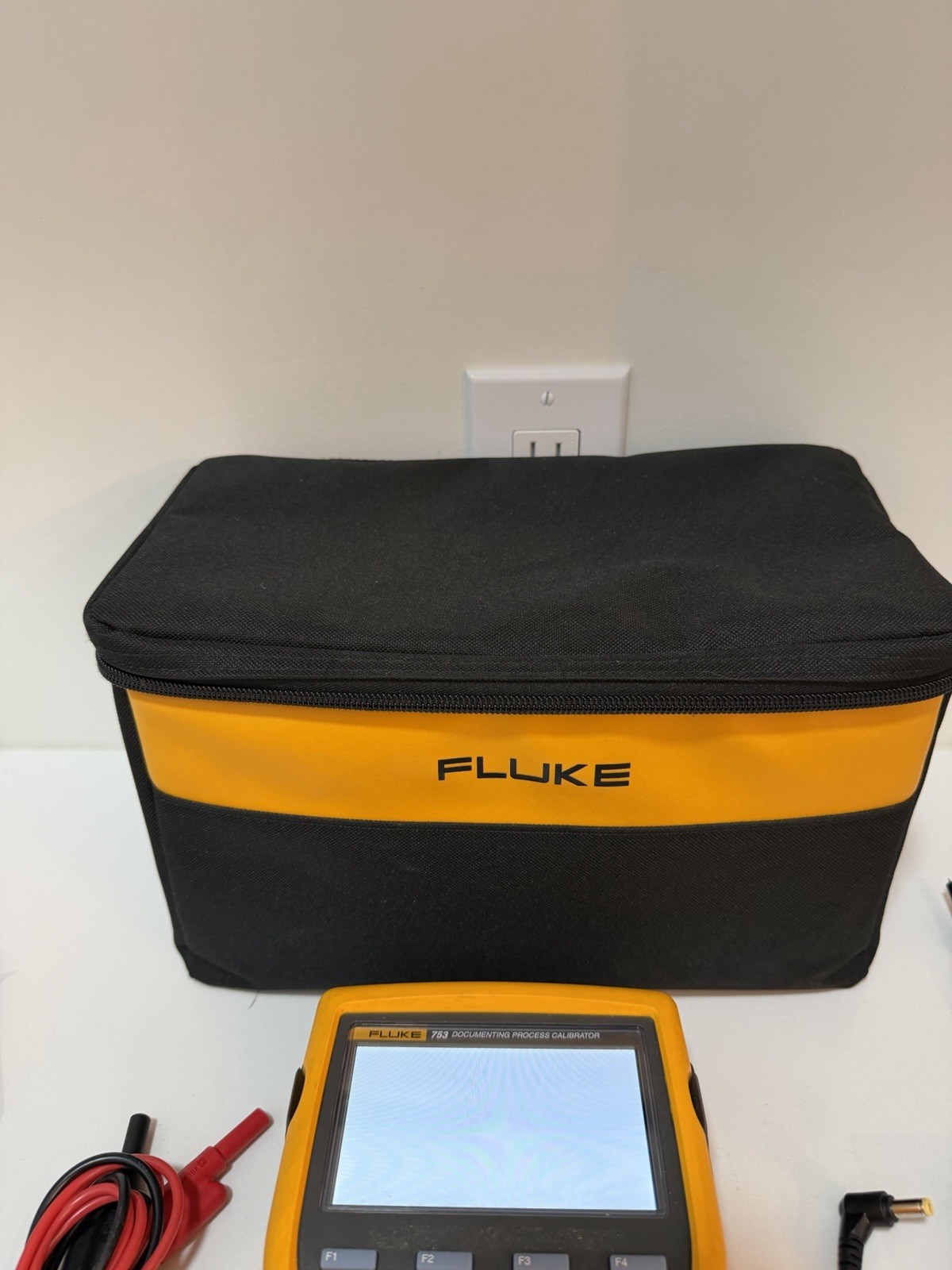 FLUKE 753 DOCUMENTING PROCESS CALIBRATOR W/ ACCESSORIES -FREE SHIPPING (TESTED)