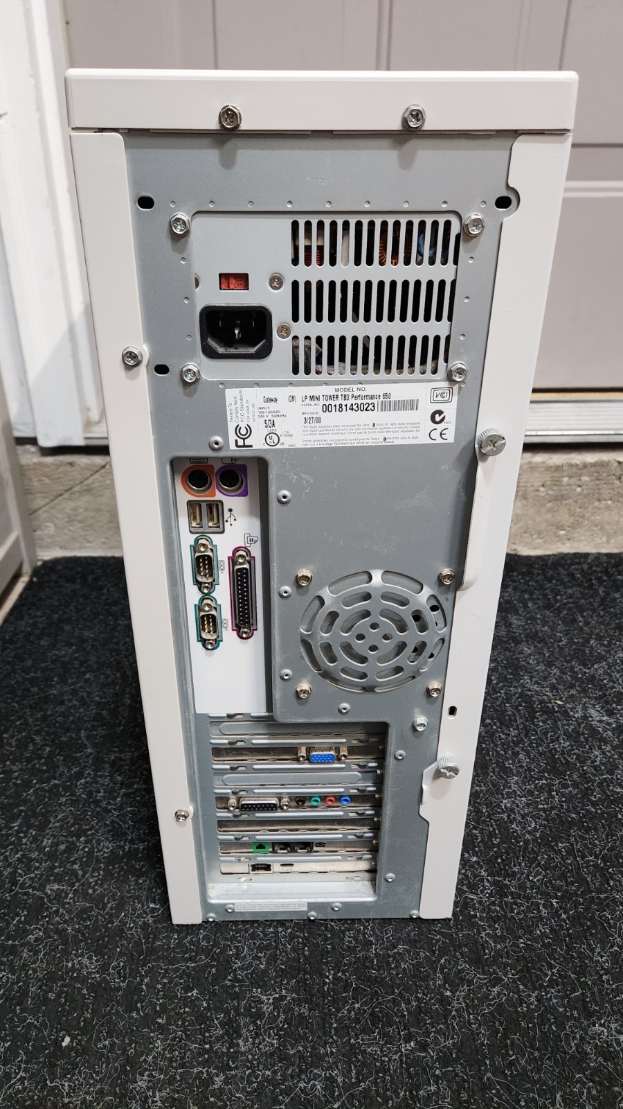 Gateway LP Mini Tower TB3 Performance 650 Computer Pentium III TESTED Win XP