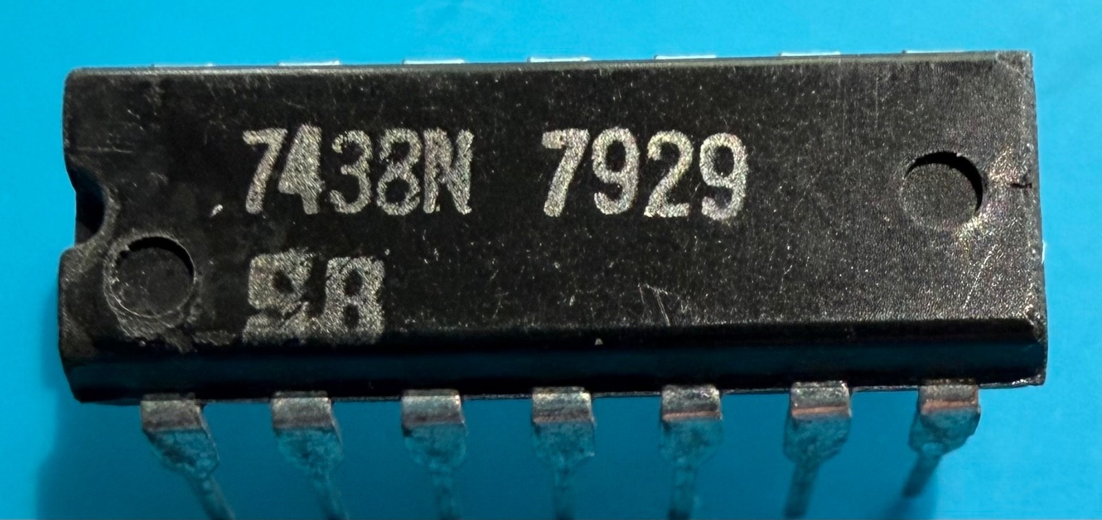Signetics 7438N Integrated Circuit