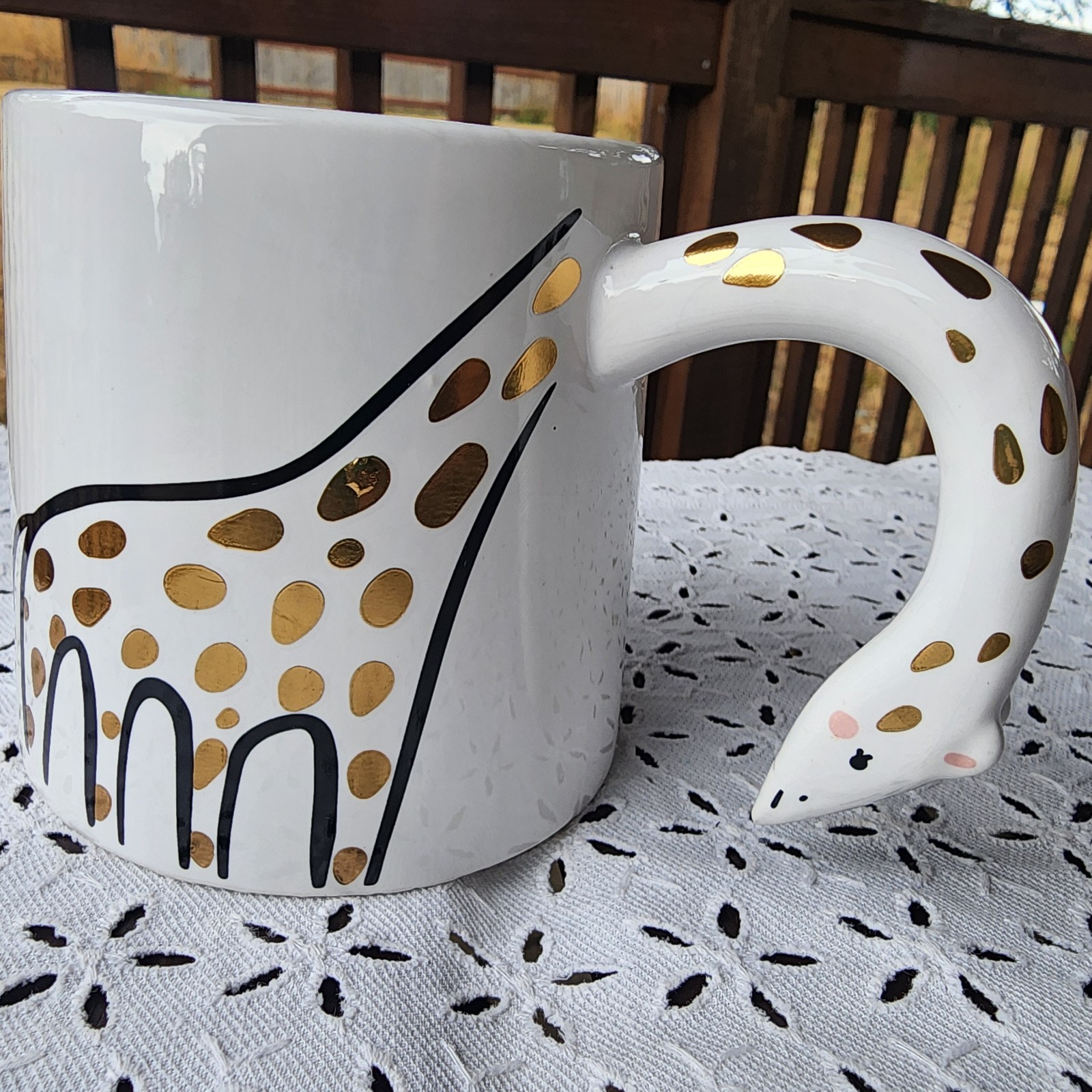 Giraffe Handle Mug 14 Oz. White And Gold
