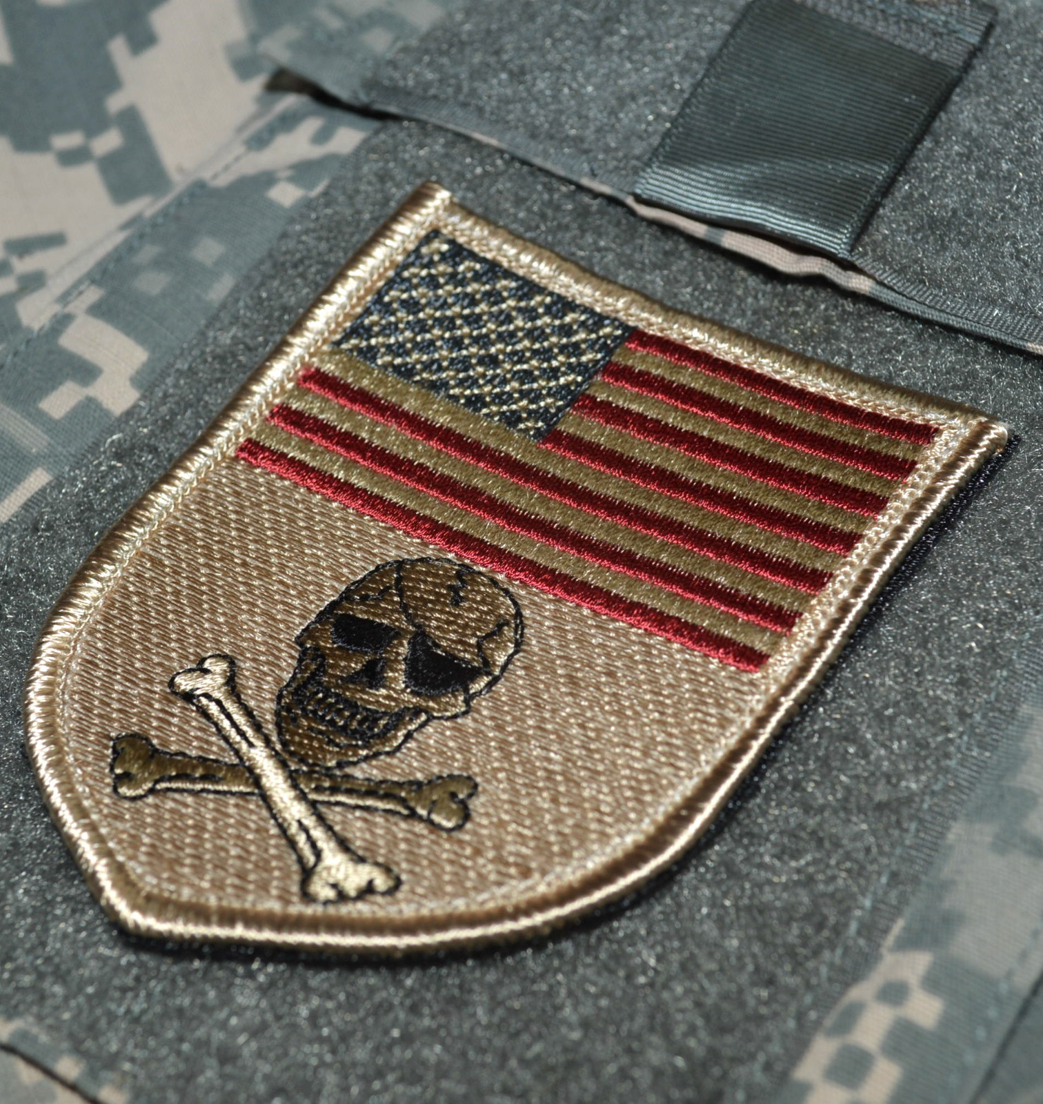 SEAL SPECIAL WARFARE ODA OPERATOR velkrö SHIELD PATCH: US FLAG SKULL Desert DCU