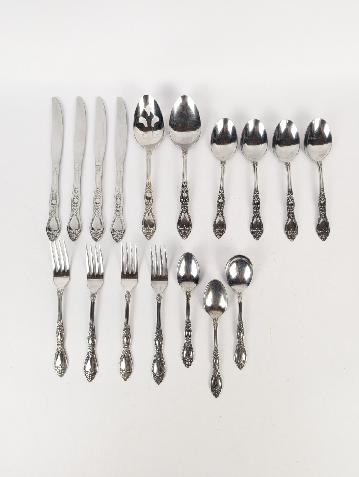 Oneida Wm A. Rogers HUNTINGTON Deluxe Stainless Flatware 17 pc Set Discontinued