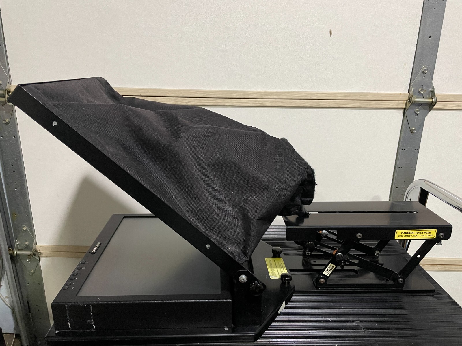 MIRROR IMAGE 15 INCH TELEPROMPTER WITH 15 INCH LCD MONITOR, NO POWER SUPPLY