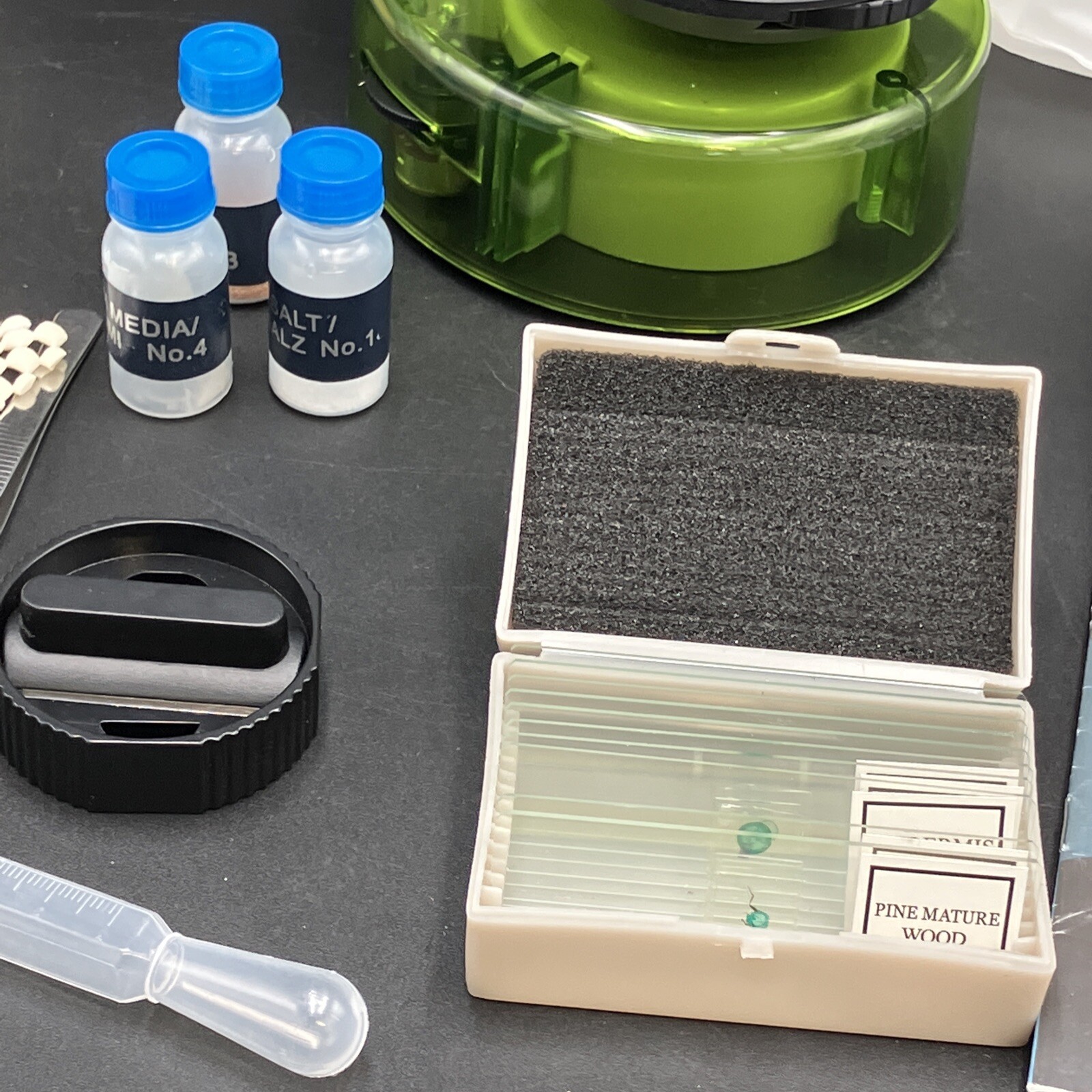 Levenhuk Microscope LabZZ M101 Zoom 640X Green