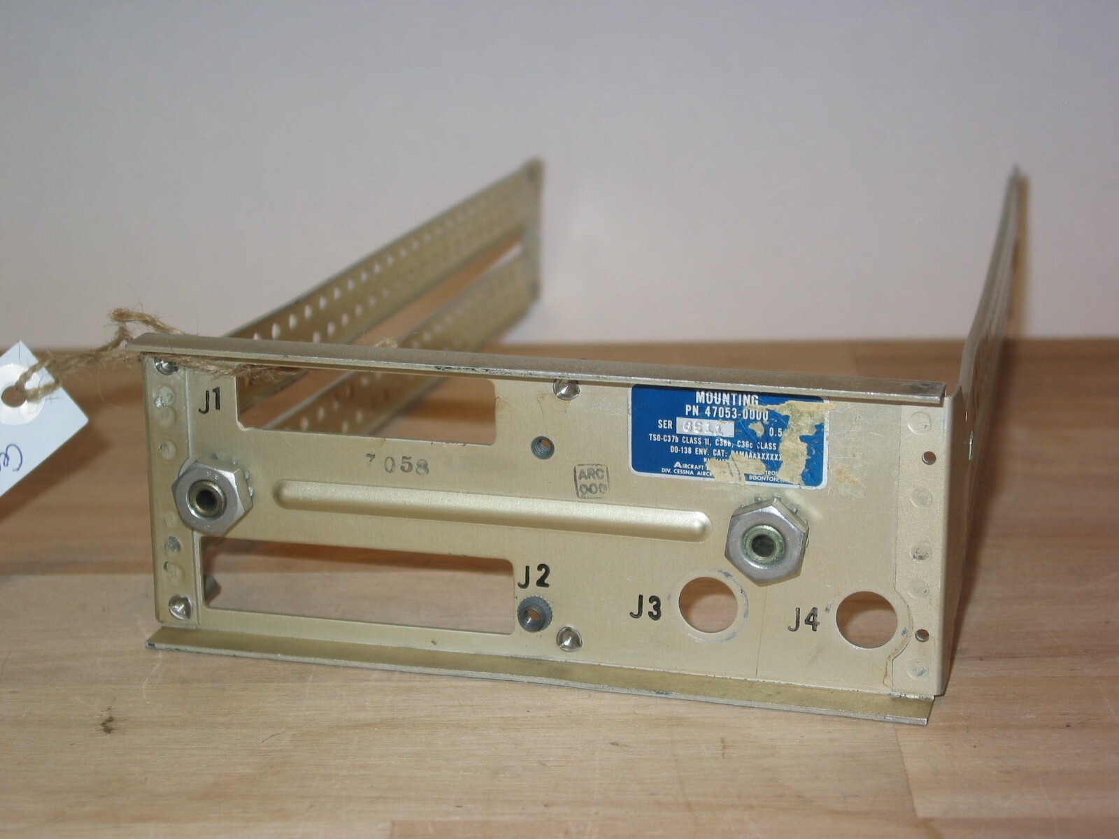 MOUNTING TRAY FOR CESSNA RT 385A & RT 485 B