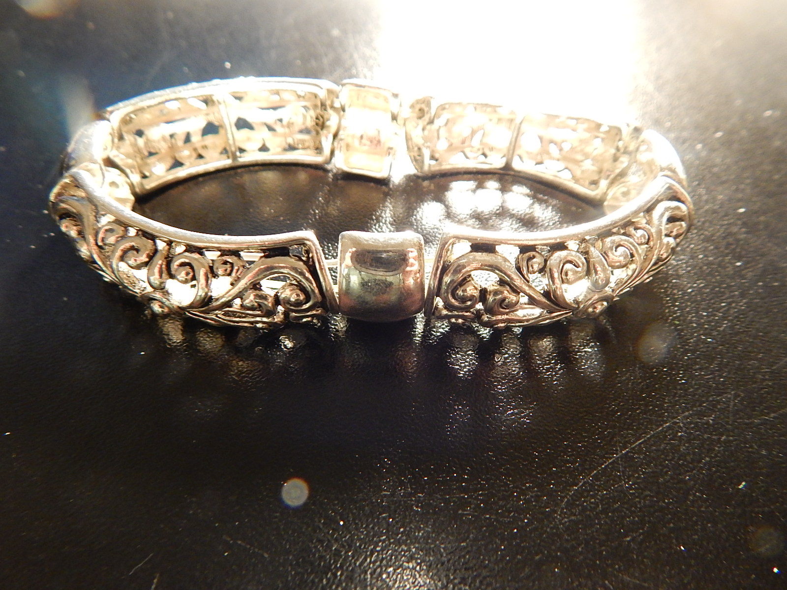 SILVER-TONE BRACELET!  VV232XCX