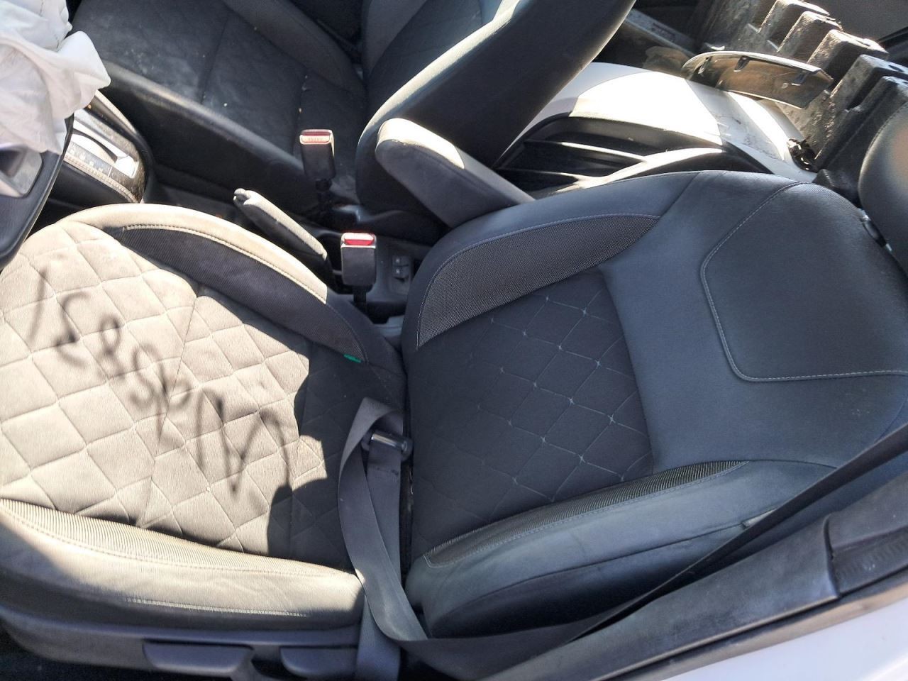 KICKS 2019 Glove Box 4824483