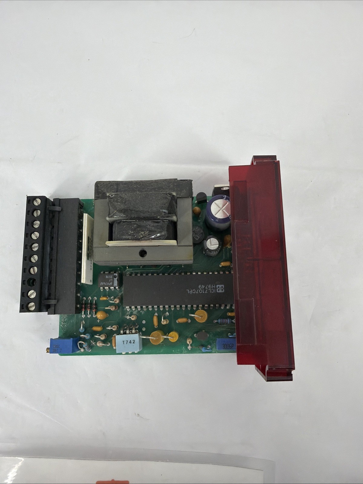 Red Lion Controls aPLVA400 Panel Voltmeter, AC Voltage, 4 Digit, 115VAC, 50/60Hz