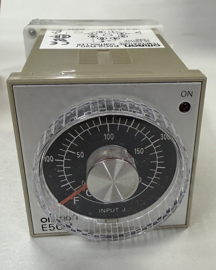 Omron E5C2 - R20J Temperature Controller 3A 250V AC Resistive Load