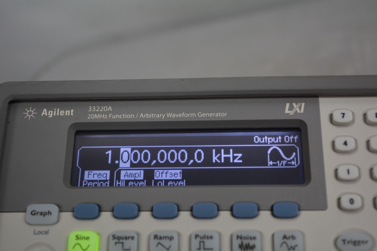 ^ Agilent 33220A 20 MHz Function Arbitrary Waveform Generator #X3431