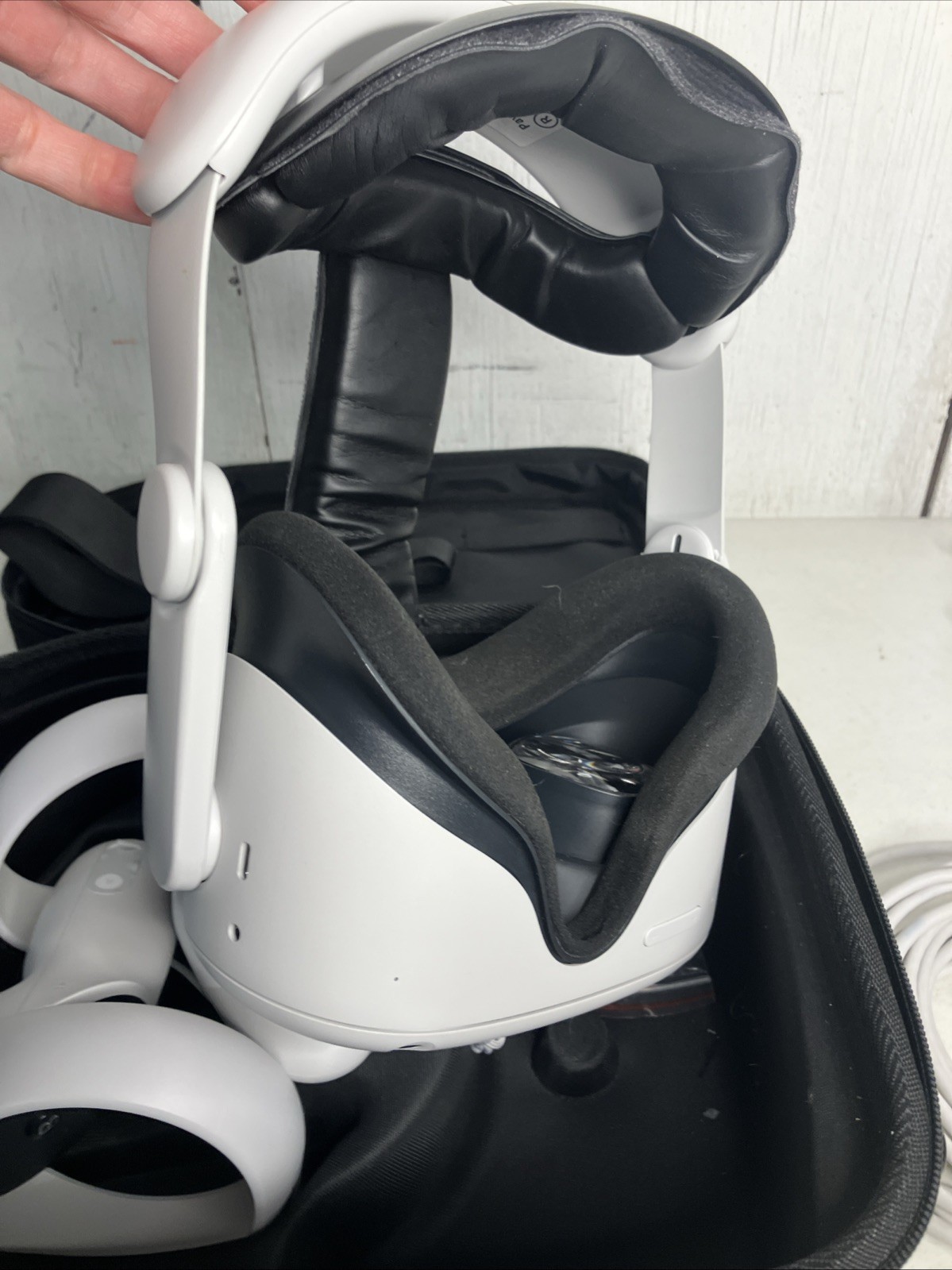 Meta Quest 2 VR Headset With Controllers & Carrying Case Pre-Owned