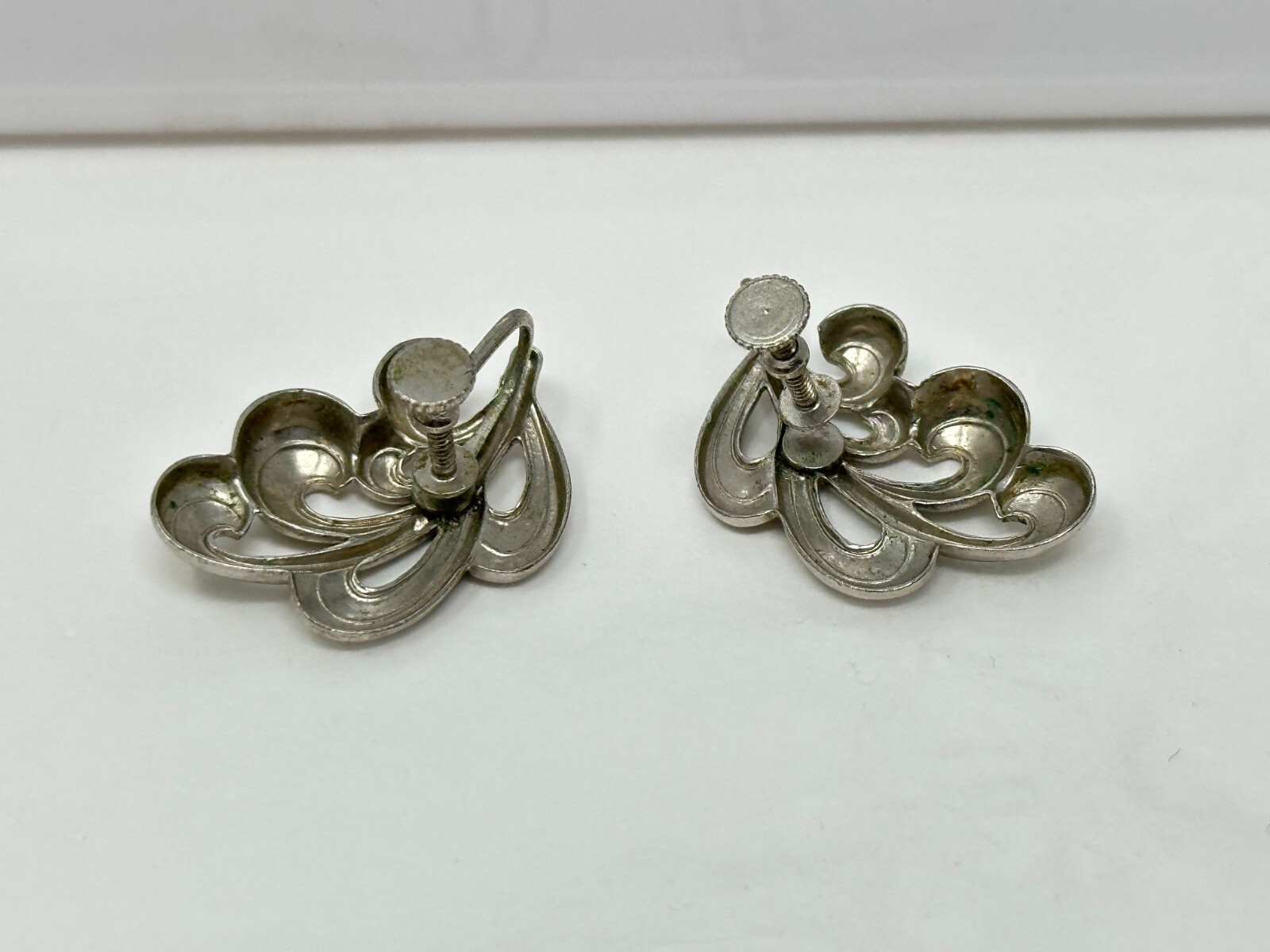Beautiful Vintage Silvertone Scroll Leaf Screw Back Earrings