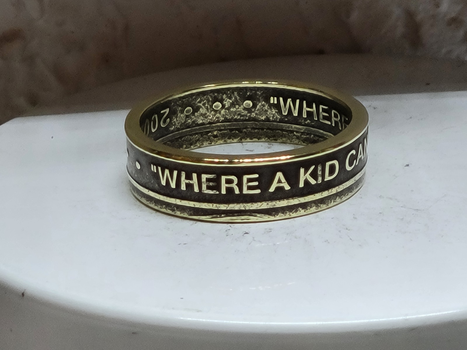 CHUCK e CHEESE - 2002 - Size 11    Token Coin Ring